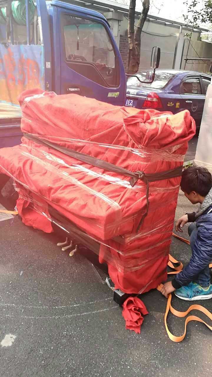 鋼琴搬運(yùn)現(xiàn)場(chǎng)